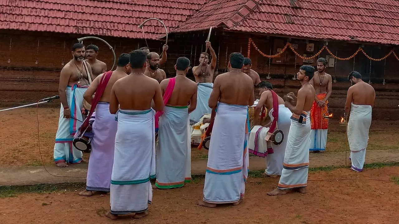 Kerala: Monk calls for end to mens upper attire removal for temple entry