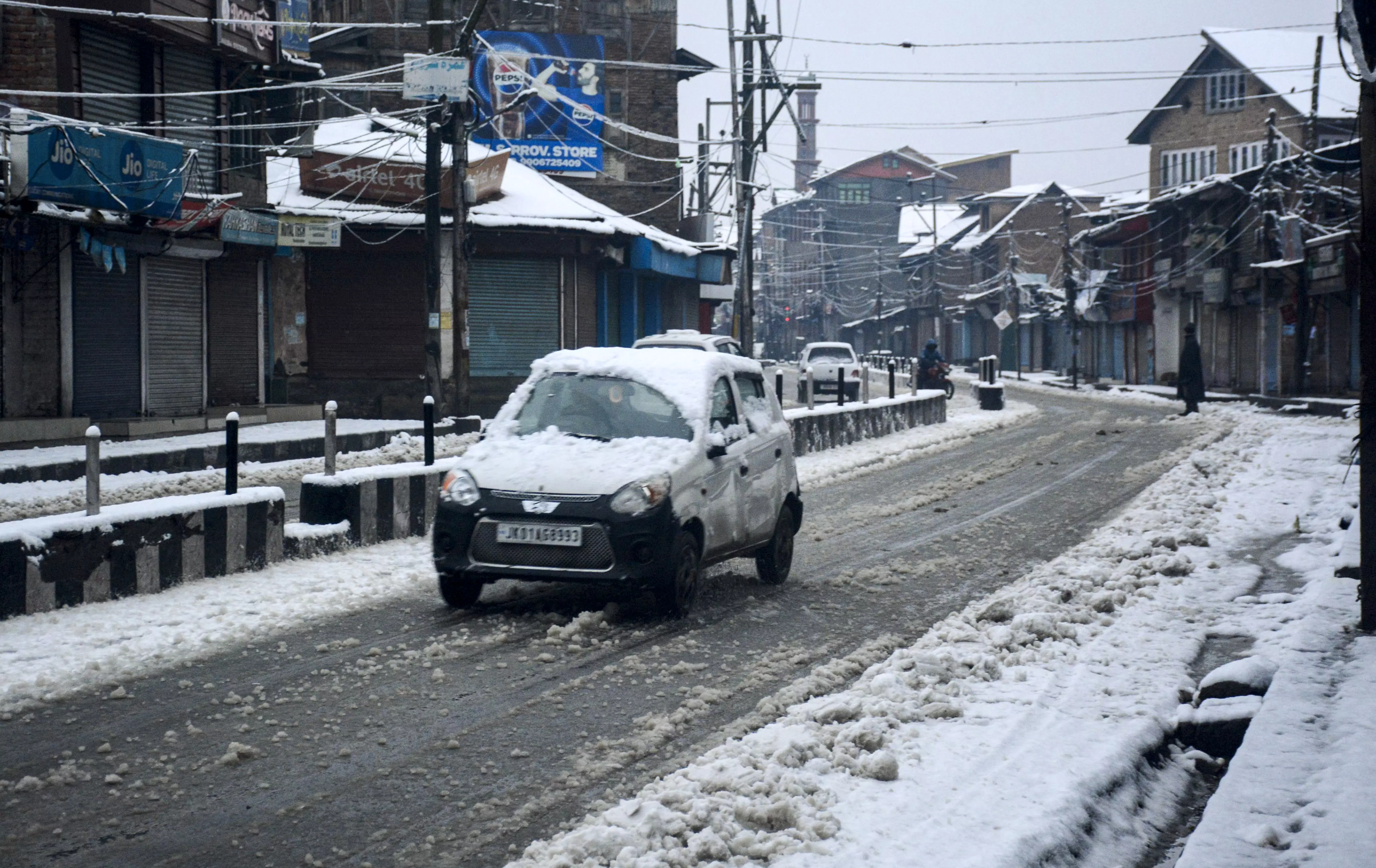 Cold wave sweeps north, east India: dense fog delays flights; Delhi receives showers