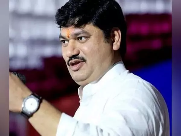 Maharashtra CM Fadnavis asks Dhananjay Munde to resign as minister