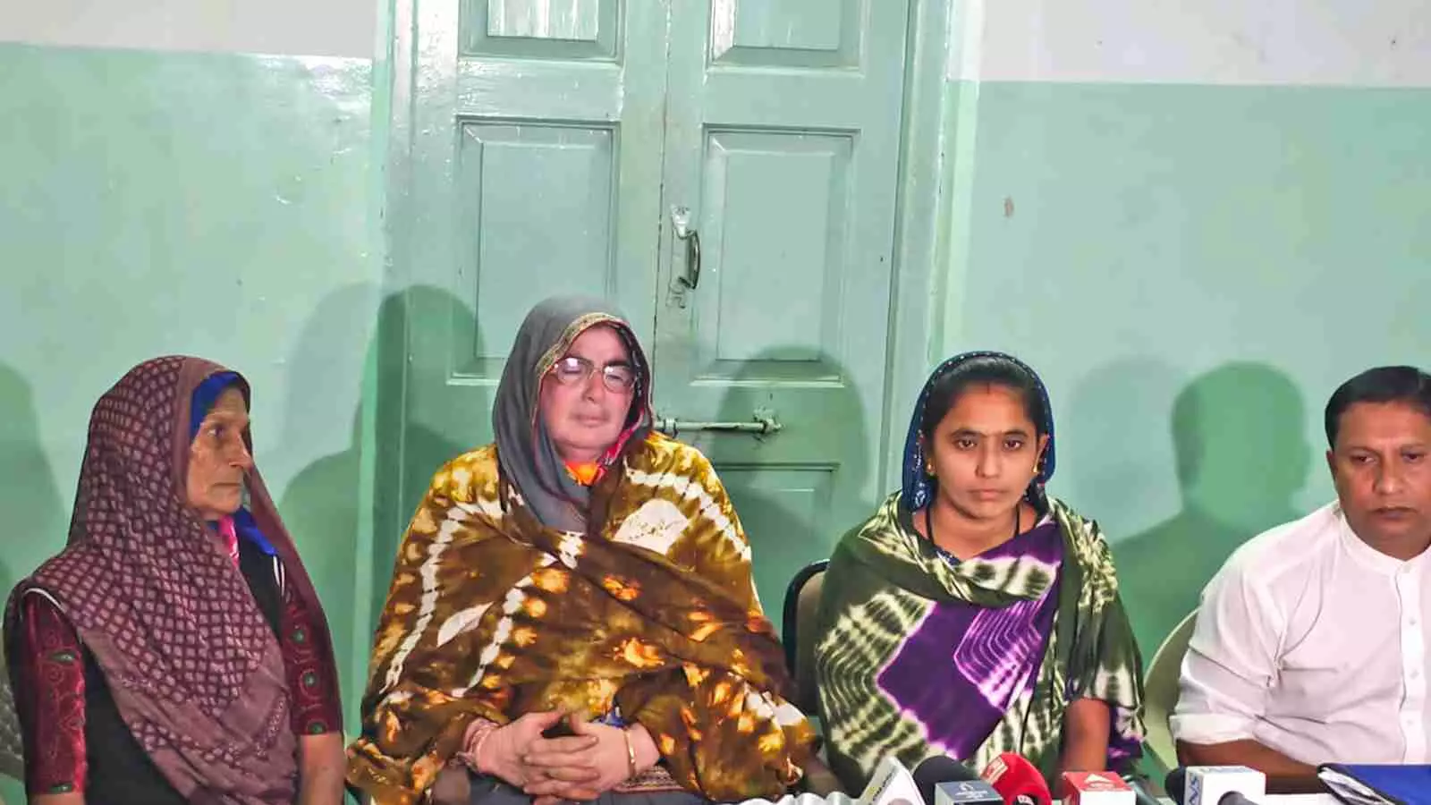 Bharati Solanki (right) with Jayaben Chavda (extreme right).