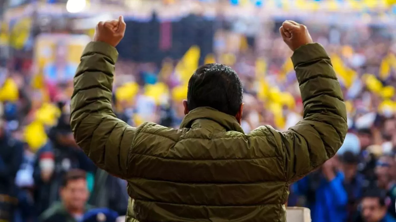 Kejriwal promises to resolve sewage issues in Delhi if AAP retains power Kejriwal promises to resolve sewage issues in Delhi if AAP retains power