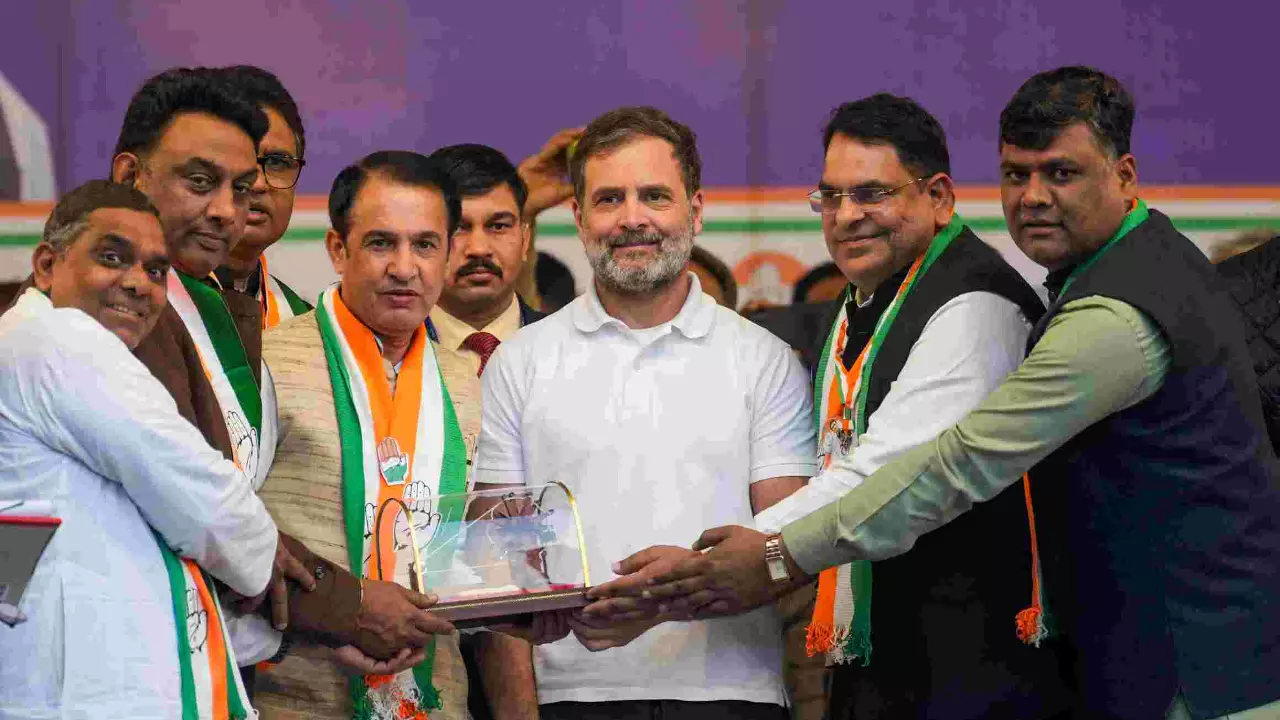 Rahul Gandhi vs Kejriwal