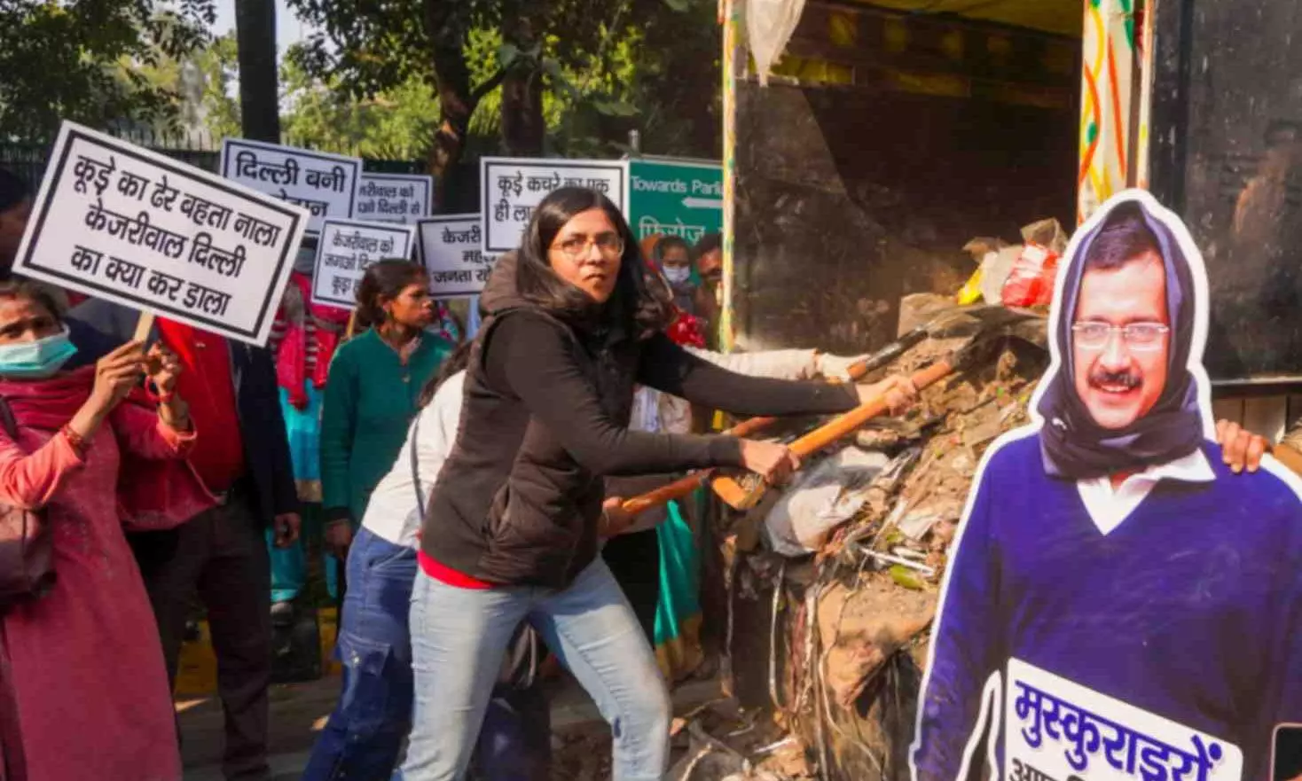AAP MP Swati Maliwal held for dumping garbage outside Kejriwal’s house AAP MP Swati Maliwal held for dumping garbage outside Kejriwal’s house