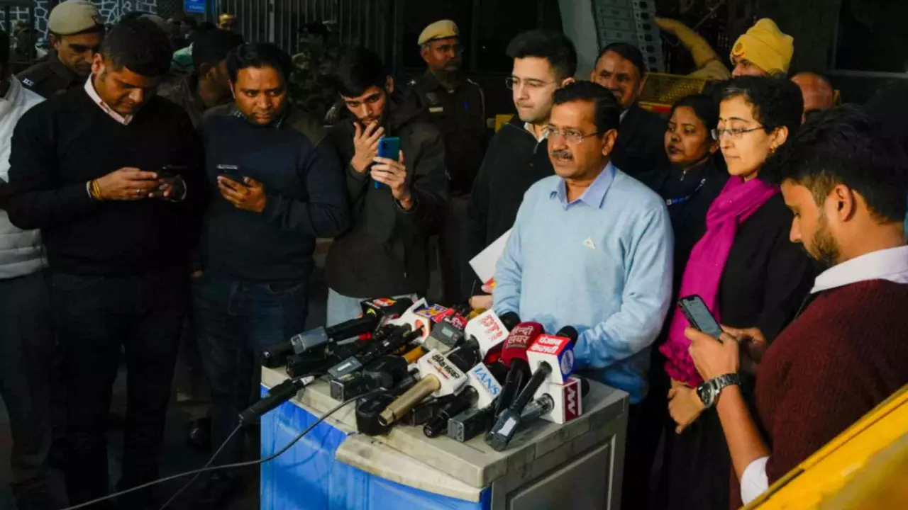 On poll eve, Kejriwal meets EC, claims Delhi Police intimidated voters