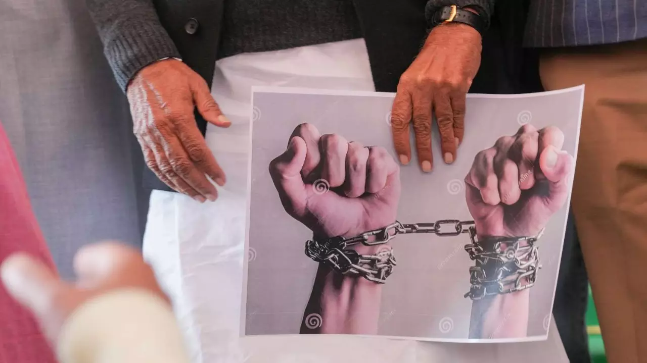 US deportation, Handcuffs