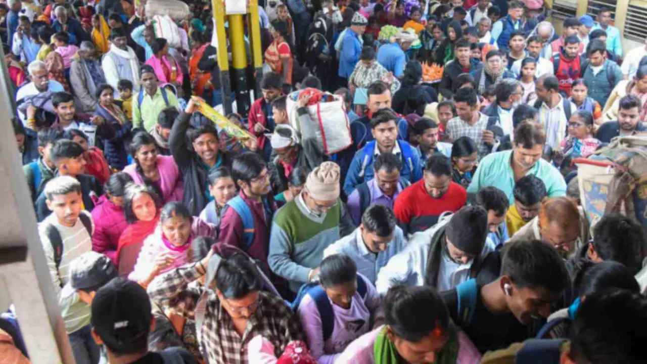 Maha Kumbh bound passengers break windows of train in BIhar