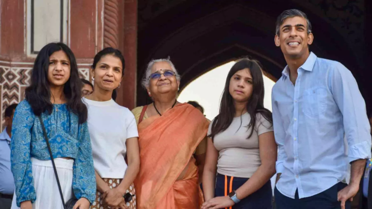 Former UK PM Rishi Sunak, family visit Parliament House