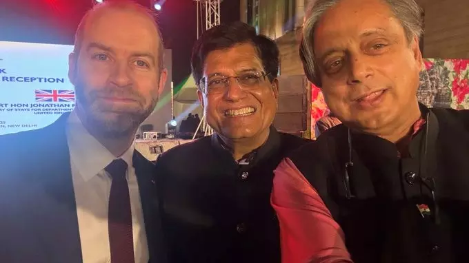 Shashi Tharoors selfie with union minister amid growing rift with congress Shashi Tharoors selfie with union minister amid growing rift with congress