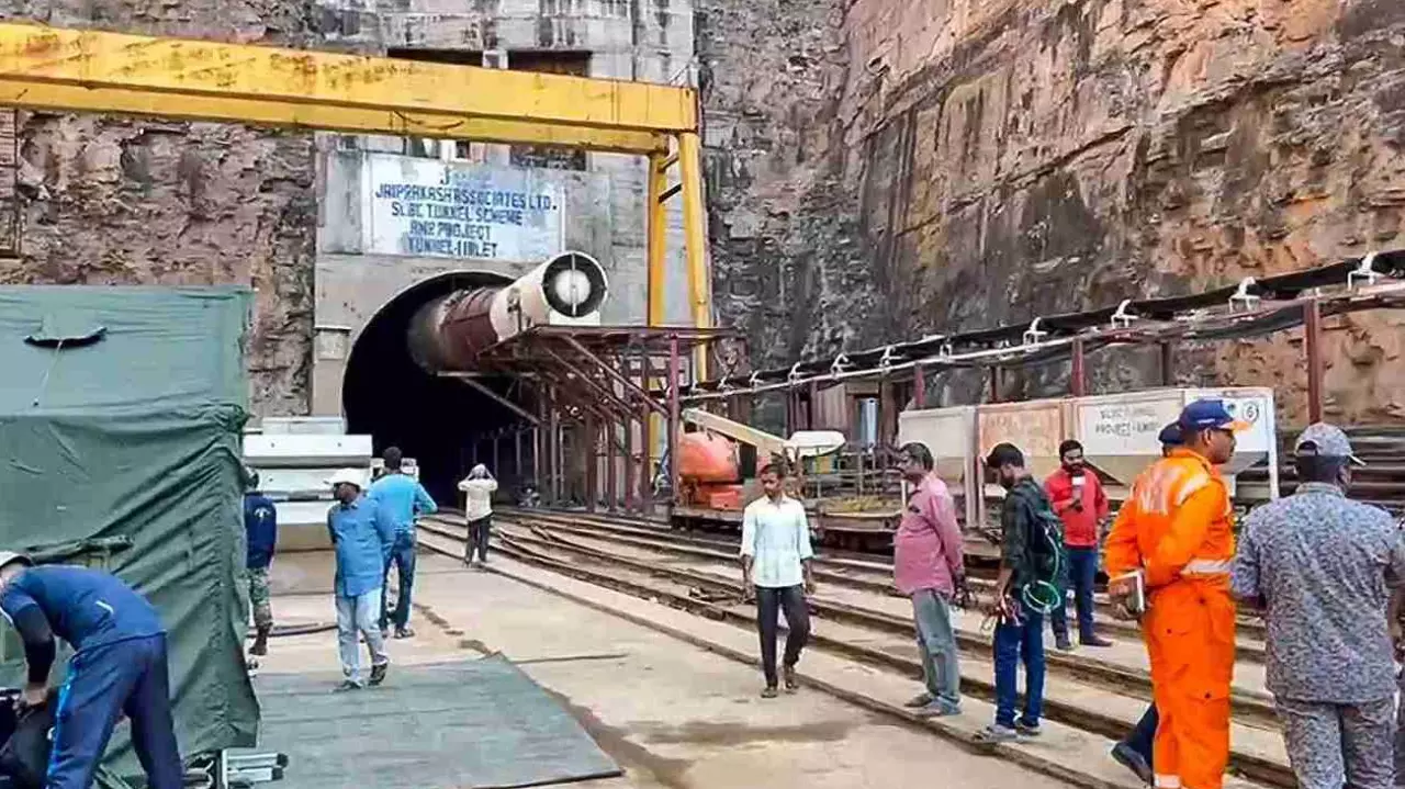 Telangana tunnel collapse: Railways deploys metal-cutting experts for rescue