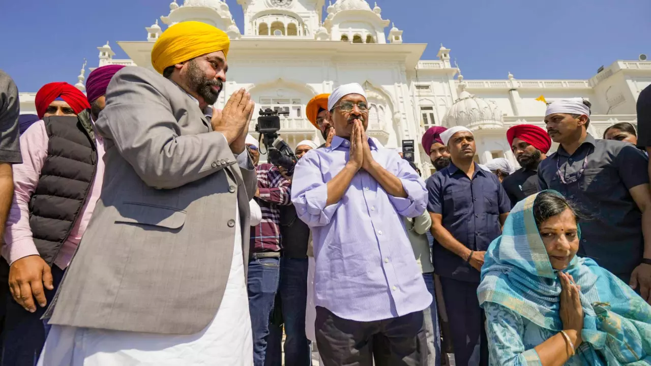 Kejriwal, Mann pray at Golden Temple on completion of 3 yrs of AAP govt in Punjab