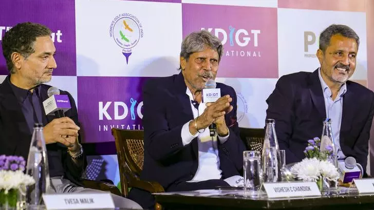 Kapil Dev (centre)