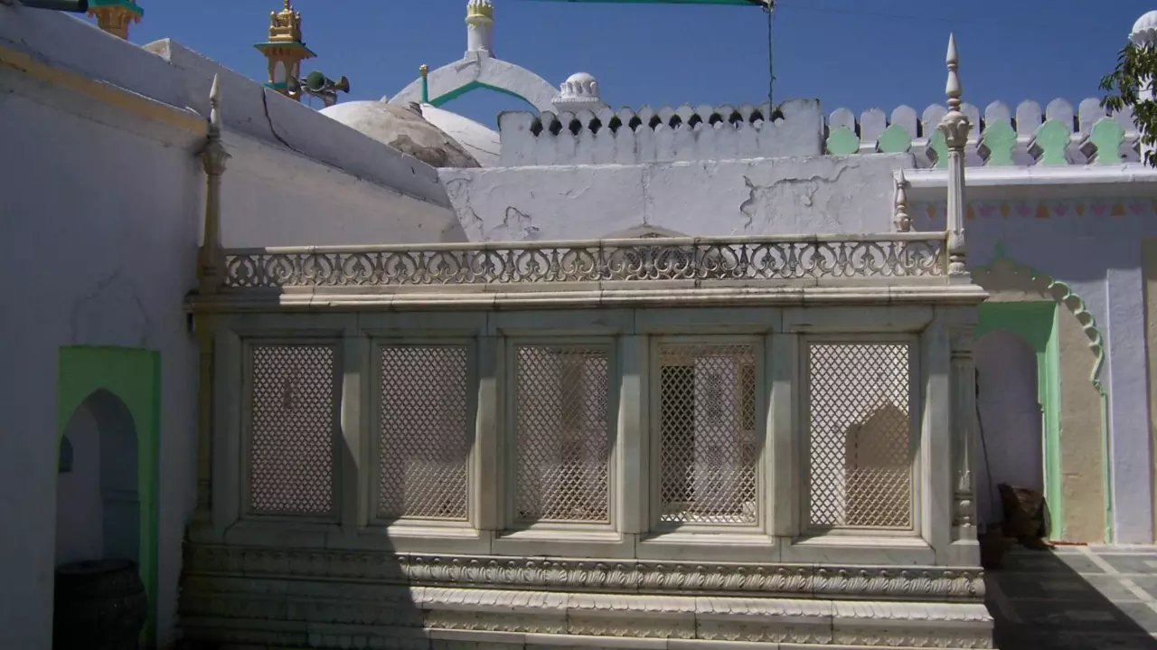 Aurangzebs tomb in Maharashtra  gets tin sheets installed on two sides