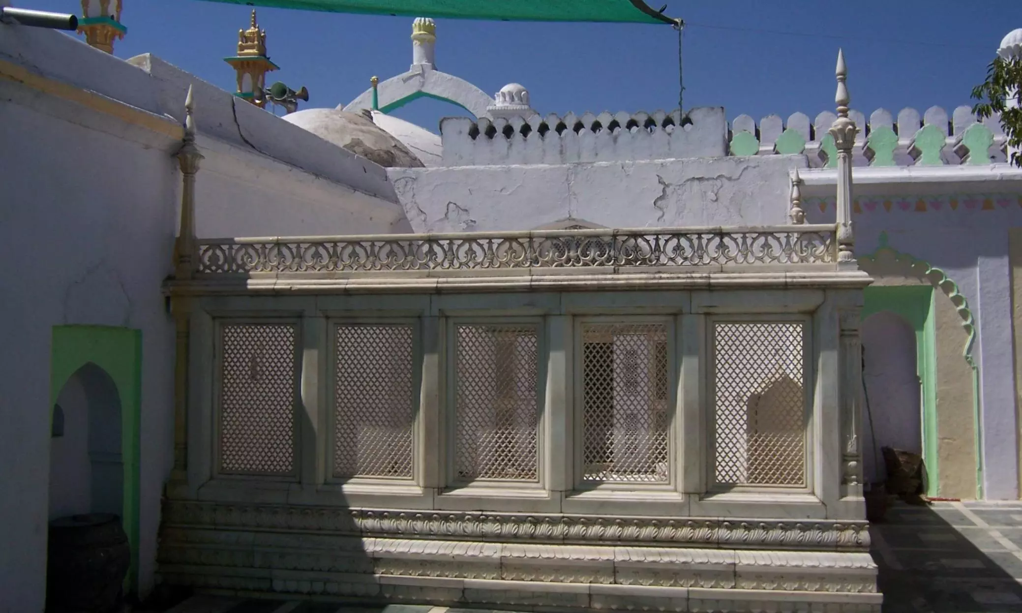 Aurangzebs tomb in Maharashtra gets tin sheets installed on two sides Aurangzebs tomb in Maharashtra gets tin sheets installed on two sides