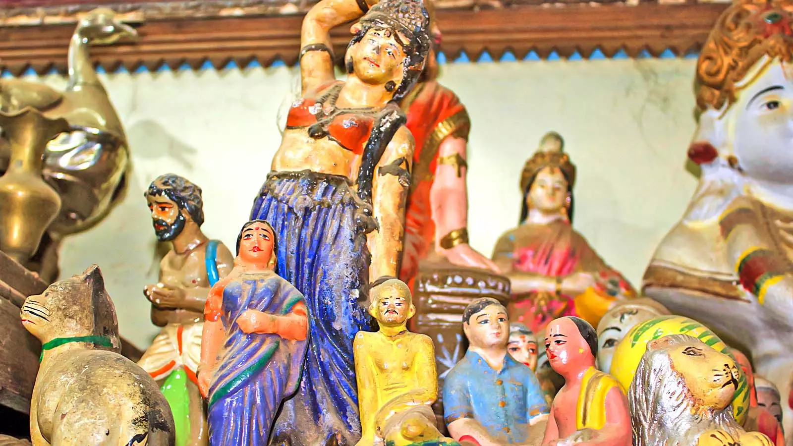 Muneeswarankoil Streets antique shops offer authentic antiquities from ancestral Chettiar mansions.