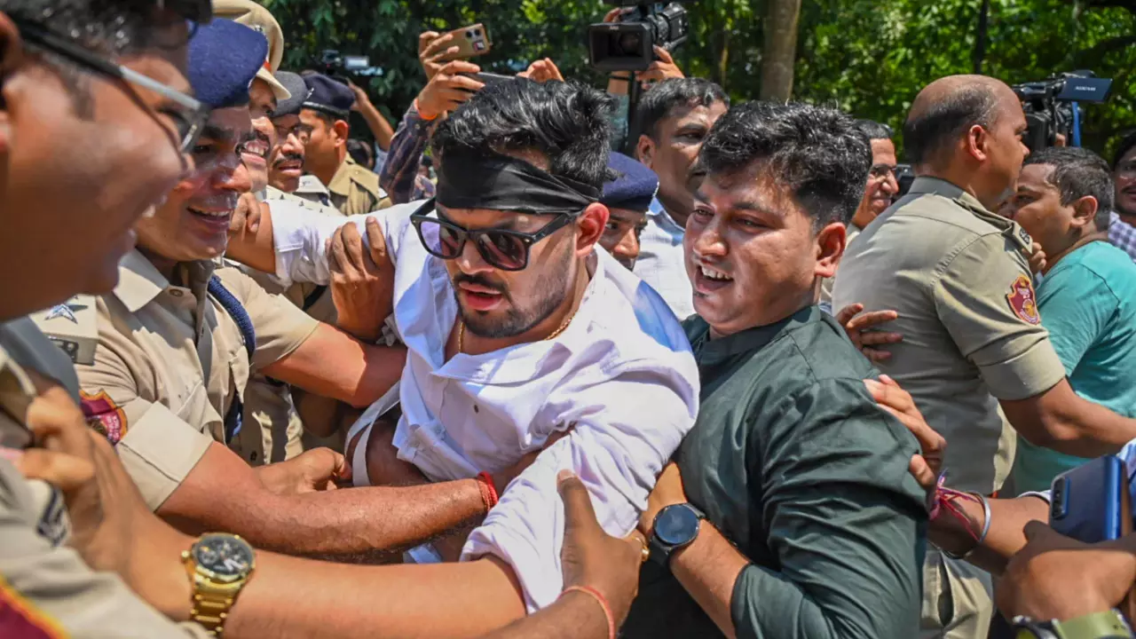 Odisha police lathicharge Cong workers during Vidhan Sabha gherao programme