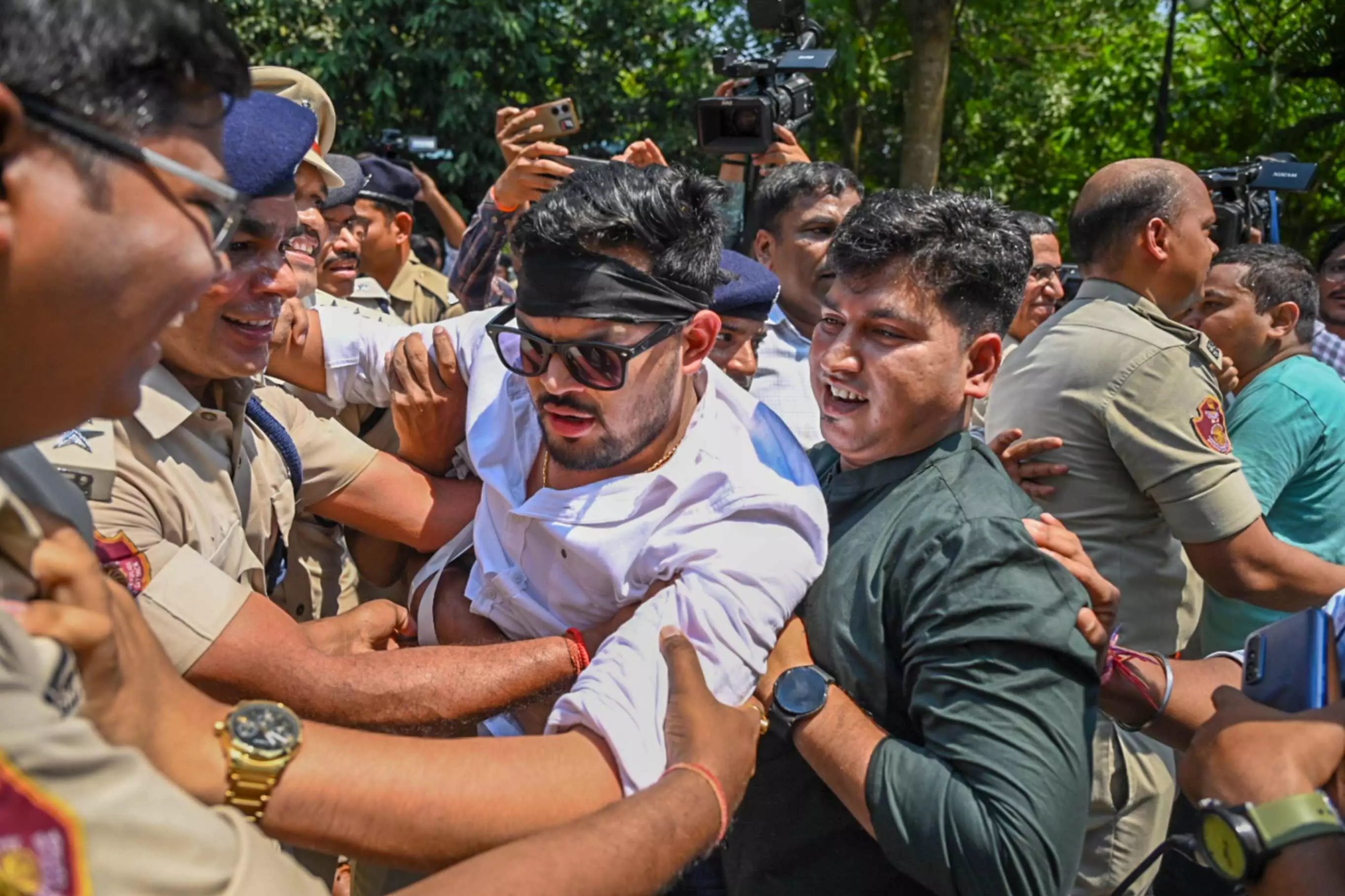 Odisha police lathicharge Cong workers during Vidhan Sabha gherao programme