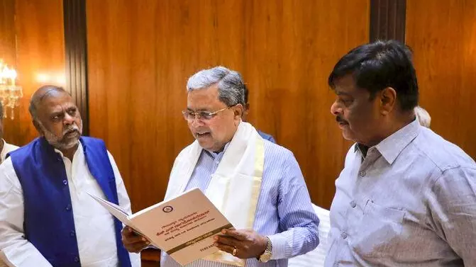 Siddaramaiah receives Nagmohan Das commission interim report