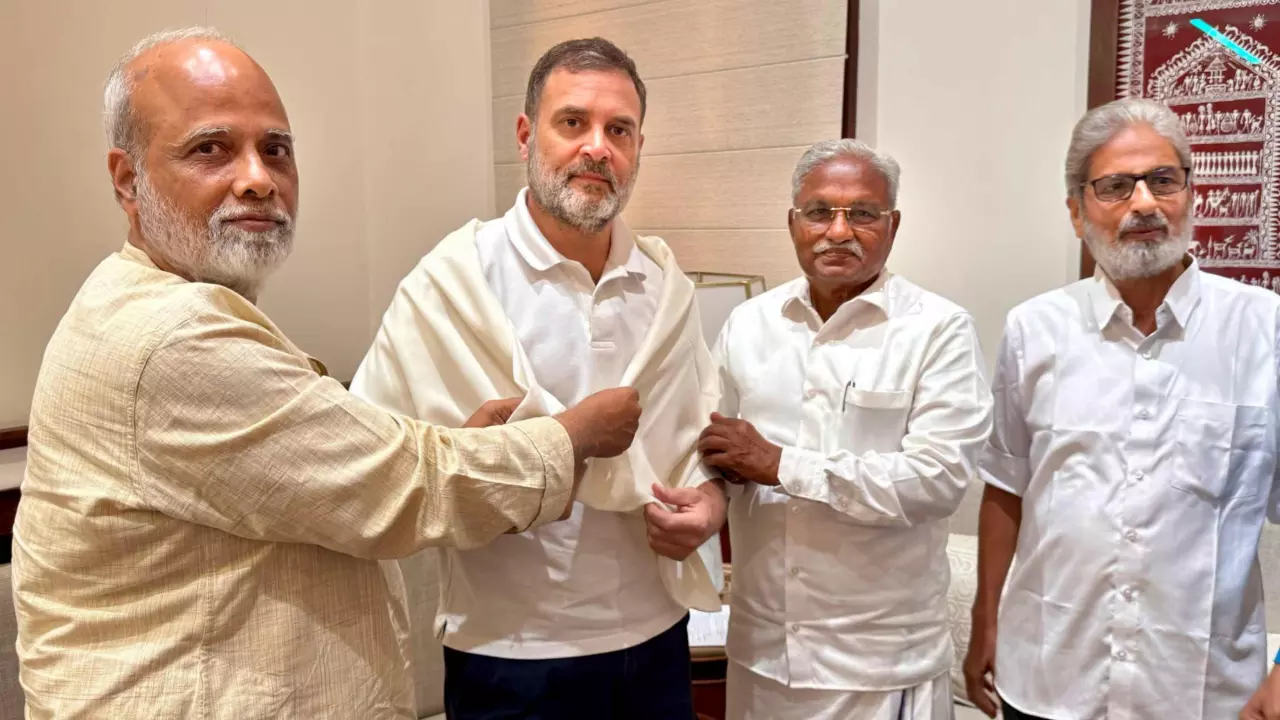 ICICI Bank ex-employees alleging unfair dismissal meet Rahul Gandhi ICICI Bank ex-employees alleging unfair dismissal meet Rahul Gandhi