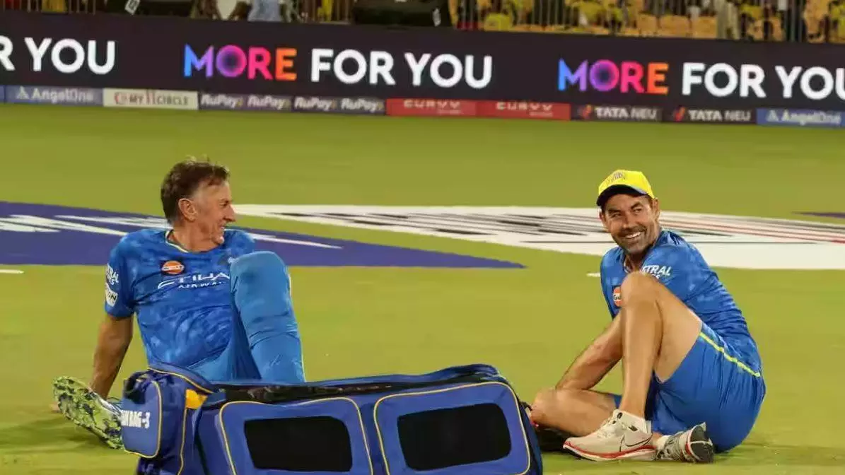 CSK head coach Stephen Fleming (right) with bowling consultant Eric Simons