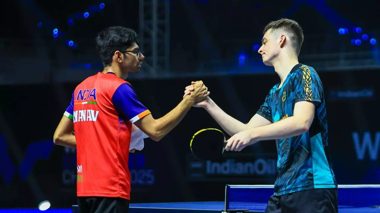Indias Manav Thakkar (left) congratulates France’s Thibault Poret
