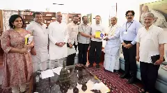 Karnataka Chief Minister Siddaramaiah (3rd right) and other state ministers met Congress leader Rahul Gandhi
