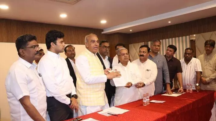 JPC chairman Jagadambika Pal receiving report
