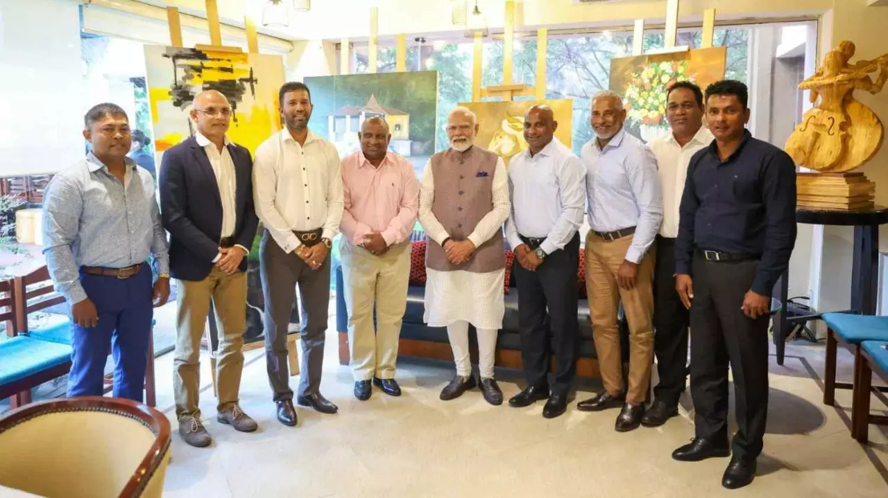 PM Narendra Modi with the members of Sri Lankas 1996 World Cup-winning cricket team