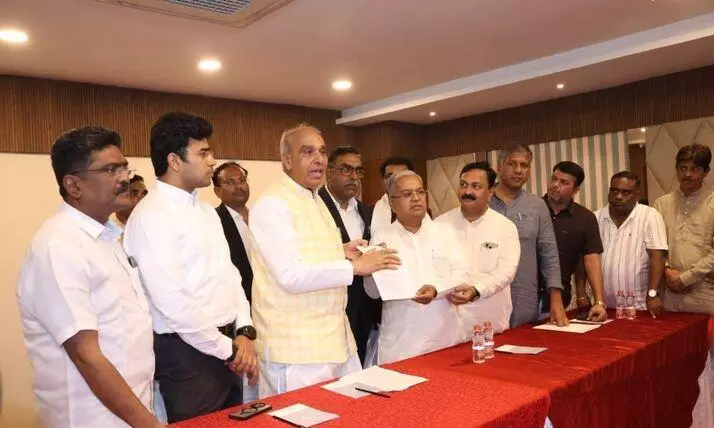 JPC chairman Jagadambika Pal receiving report JPC chairman Jagadambika Pal receiving report