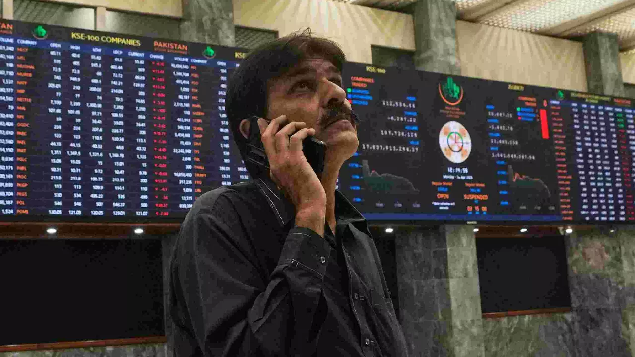 World markets plunge after big meltdown on Wall St; Japans Nikkei dives 8 pc