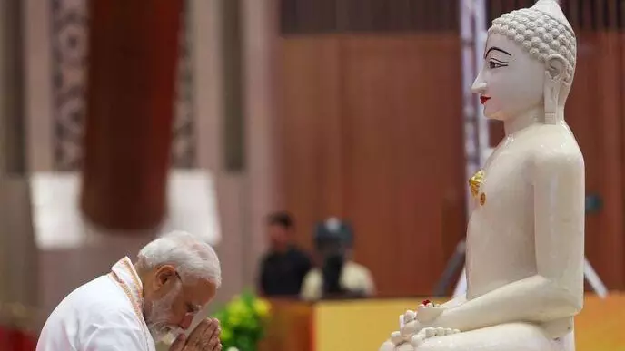 PM Narendra Modi paying homage to Mahavir