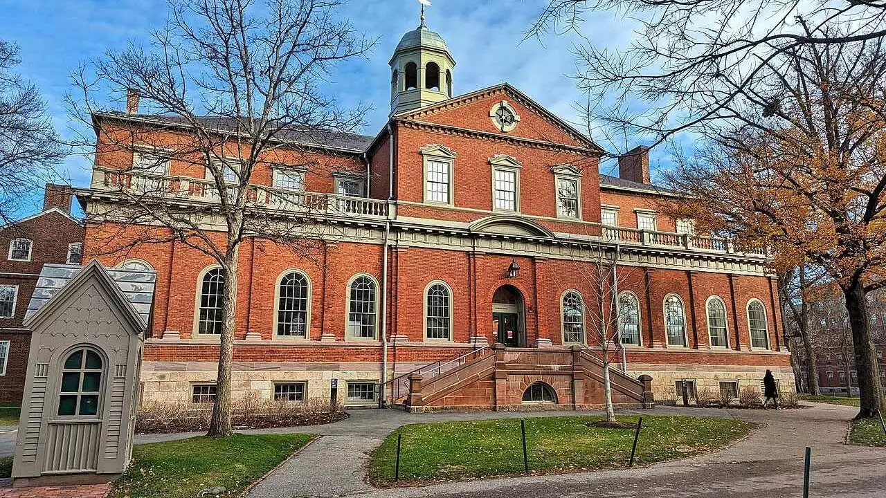 Trump government stops Harvard grants