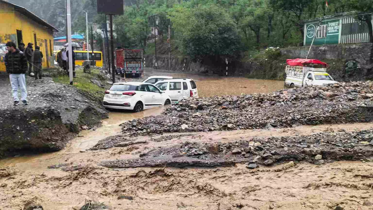 J-K: 3 killed as flash floods wreak havoc in Ramban; Jammu-Srinagar highway shut