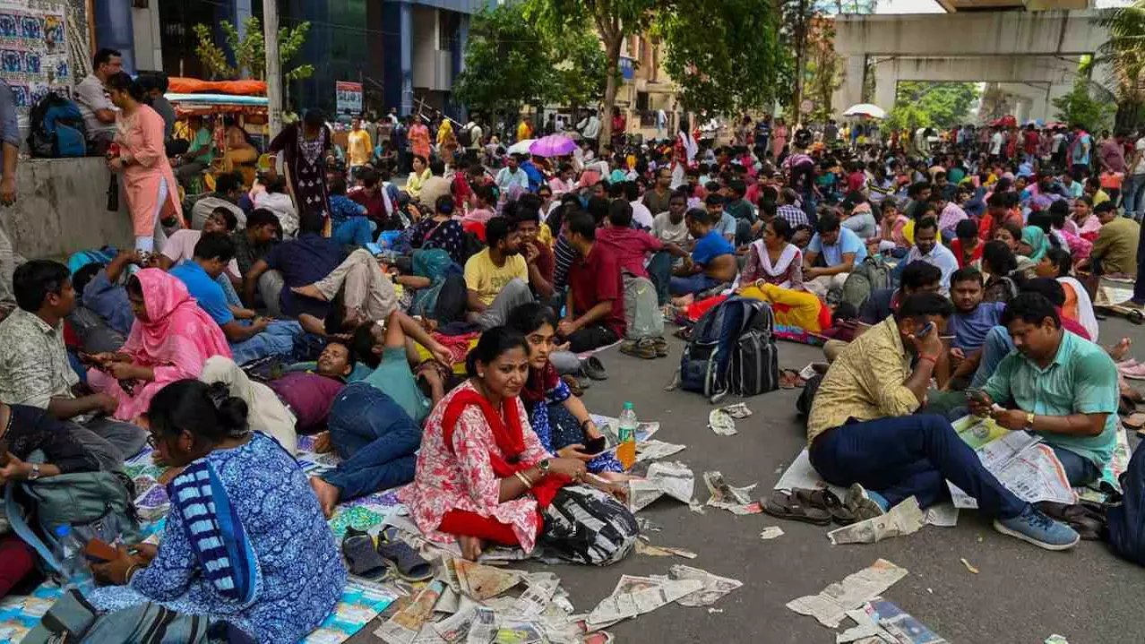 Bengal: Protesting teachers allow gheraoed SSC chief to leave office after 40 hours