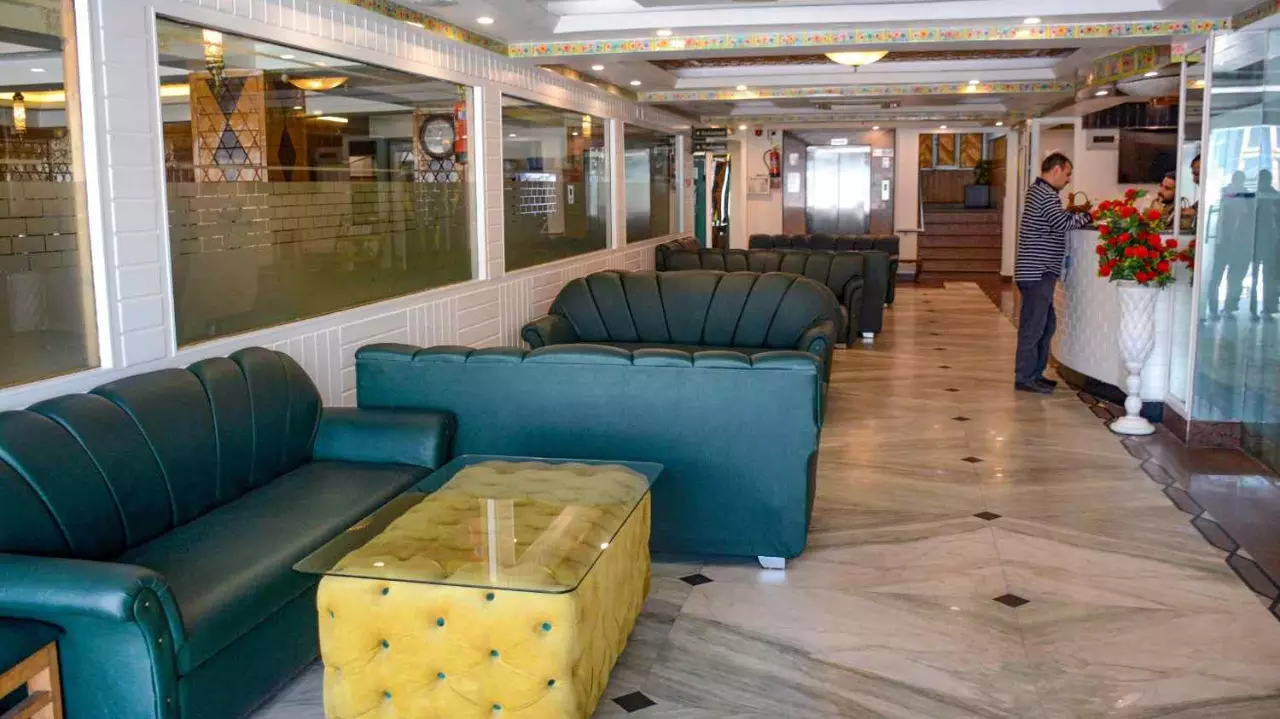 Kashmir tourism picks up haltingly but closure of sites disappoints