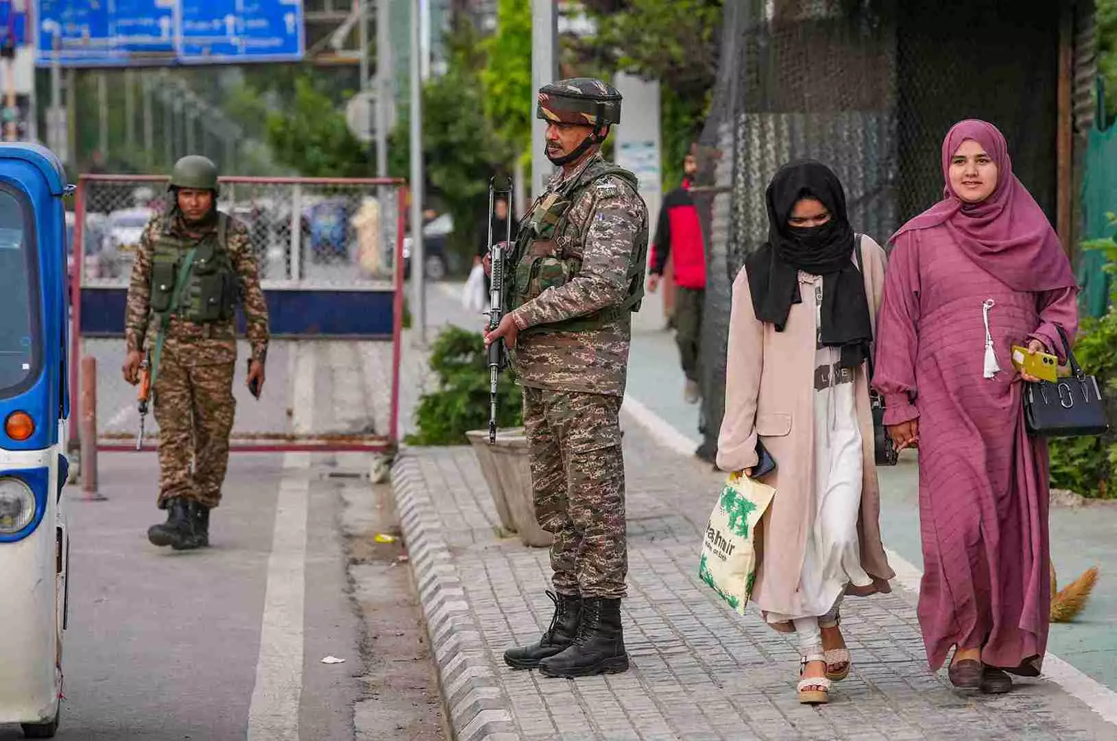 File photo of security officers keeping vigil in Srinagar.&nbsp;