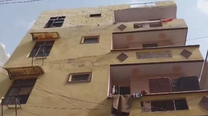 Building tilting in Delhi Building tilting in Delhi