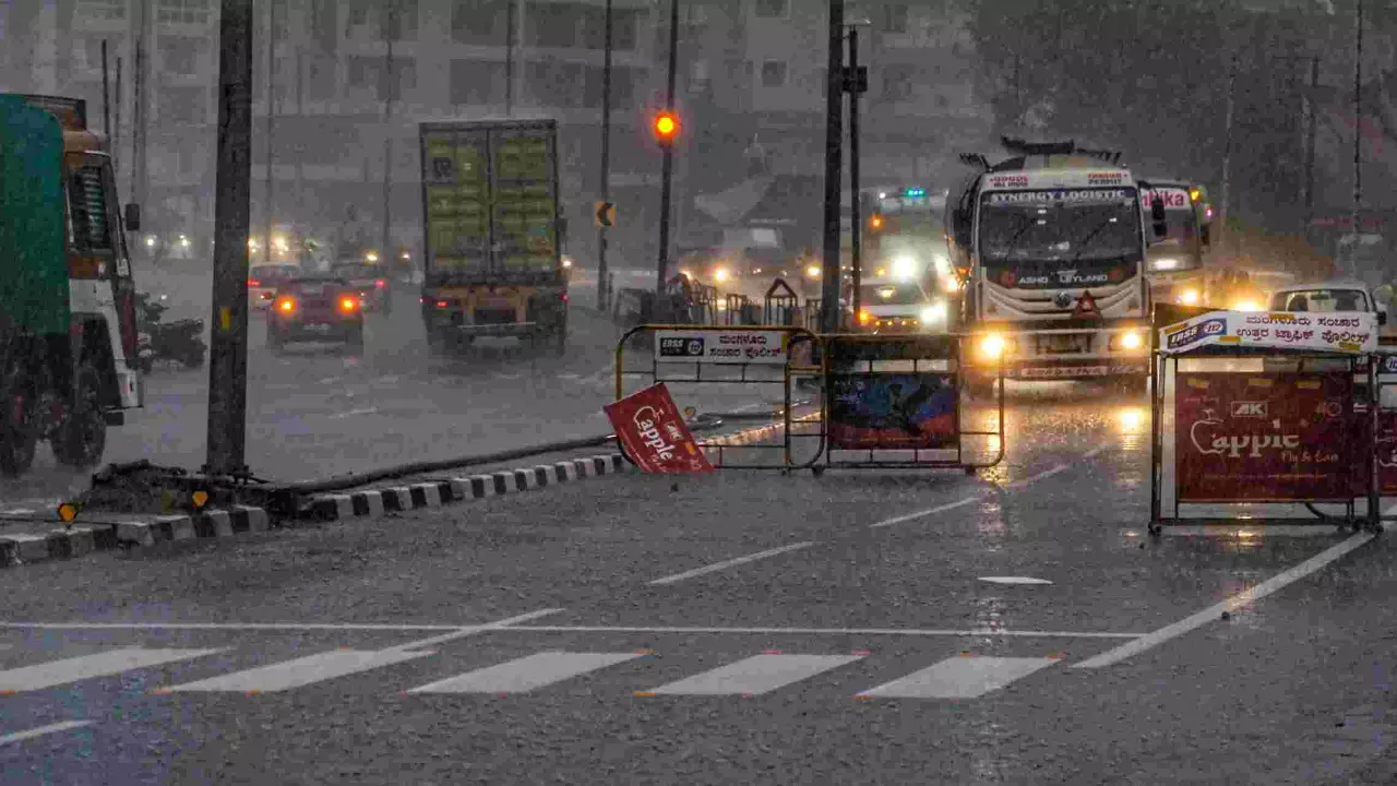 Heavy rains wreak havoc in Kerala, Karnataka; Mumbai too severely affected