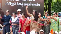 Modi bows to Col Sofiyas family at Vadodara roadshow, they return the gesture