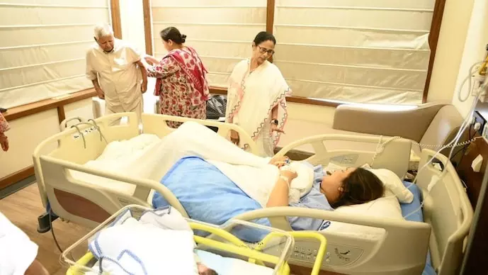 Mamata Banerjee visits Tejashwi Yadavs baby in Kolkata hospital Mamata Banerjee visits Tejashwi Yadavs baby in Kolkata hospital