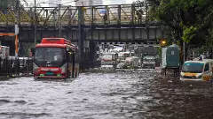 Mumbai witnesses slight respite after heavy downpour, flooding
