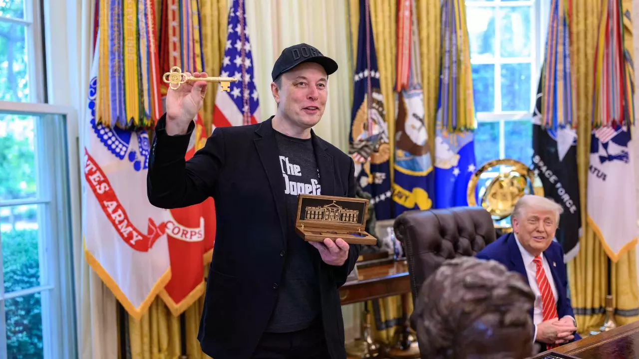 Elon Mush, showcasing the Golden key to the White House, given by President Trump. Photo: X/@WhiteHouse