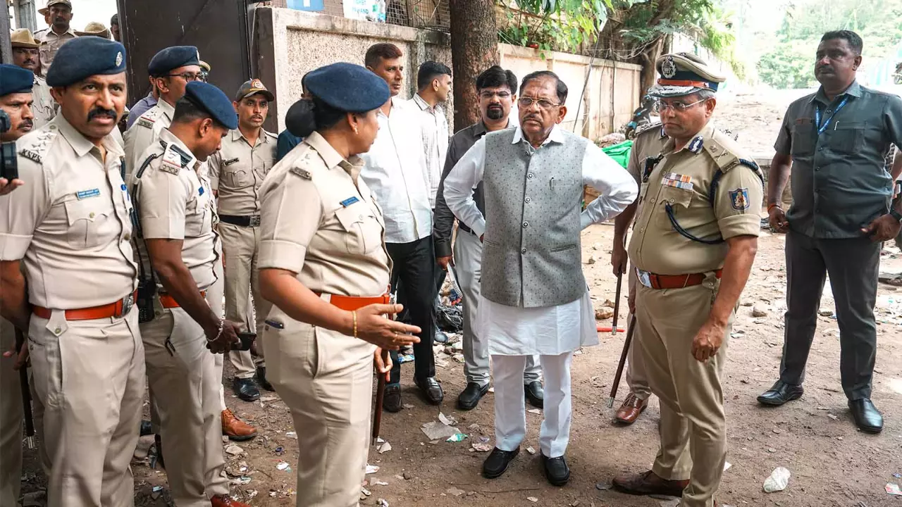 Karnataka Home Minister G Parameshwara with Bengaluru City Commissioner of Police B Dayananda during an inspection