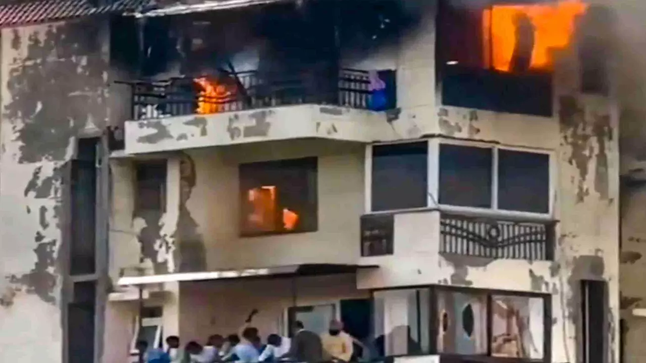 Delhi: Father, his two 10-yr-olds die after jumping from 9th floor of burning building