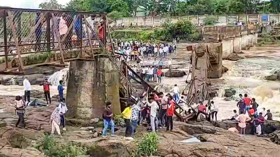 Iron bridge at Pune collapses Iron bridge at Pune collapses