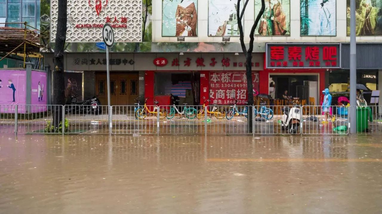 Storms Deluge Hong Kong, Shen Zhen and Other Southern Chinese Cities