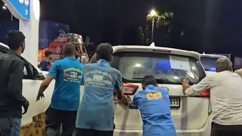 A vehicle in the Madhya Pradesh CMs convoy is being pushed