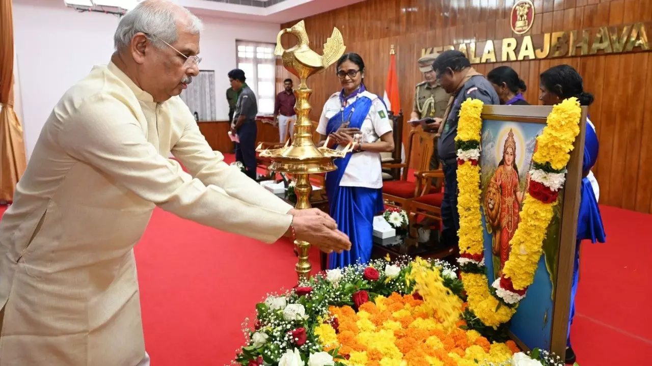 Kerala governor worshipping Bharat Mata