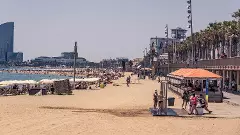 People escaping a heatwave on Barceloneta beach