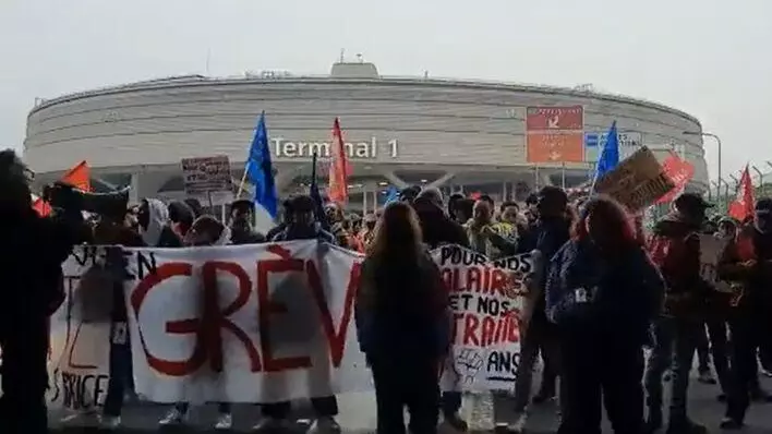 air traffic controllers strike in France