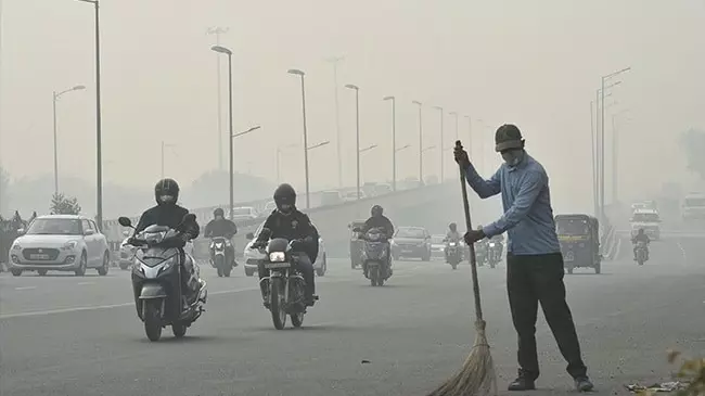 Delhi, Air Quality Index, 10.2 degrees Celsius, windy